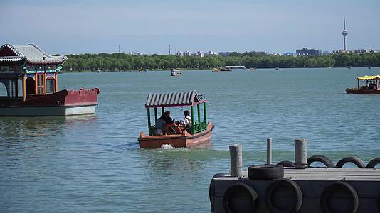 渡轮船只游湖划船游船湖上颐和园视频的预览图