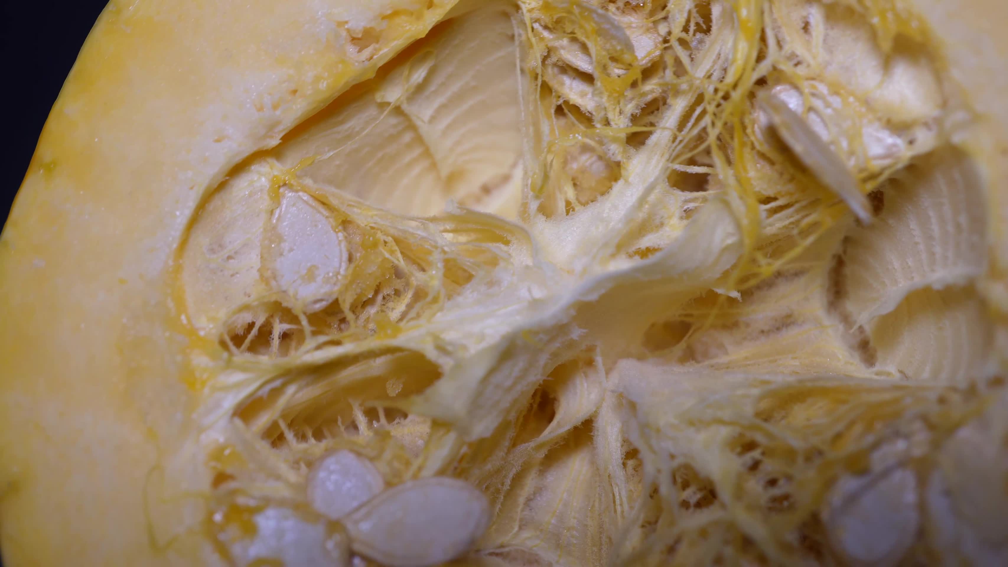 切开的小黄金贝贝南瓜籽南瓜瓤视频的预览图