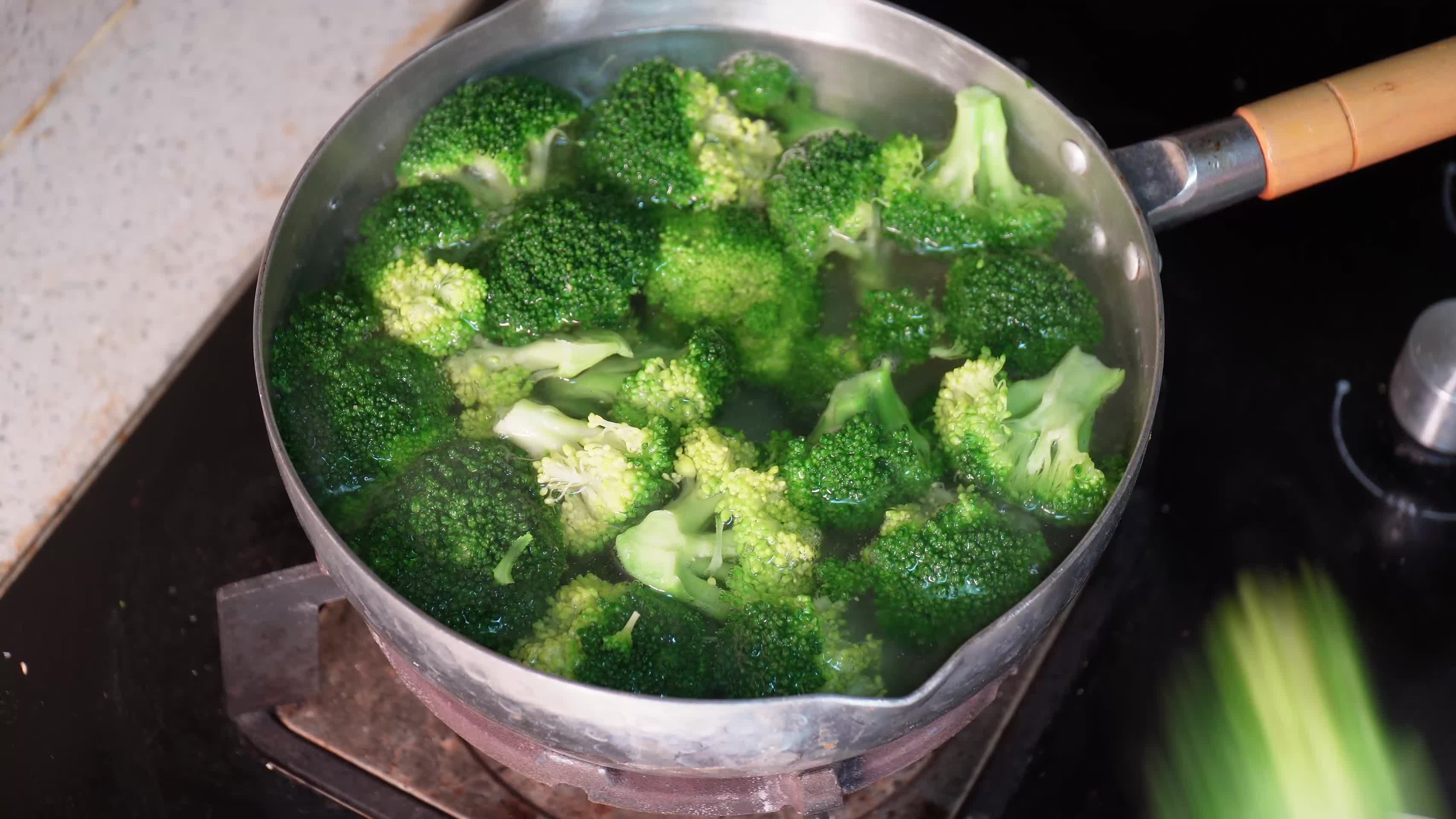 清洗西蓝花煮绿菜花做饭焯水视频的预览图