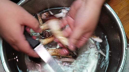 清洗松茸切松茸片洗蘑菇切蘑菇视频的预览图
