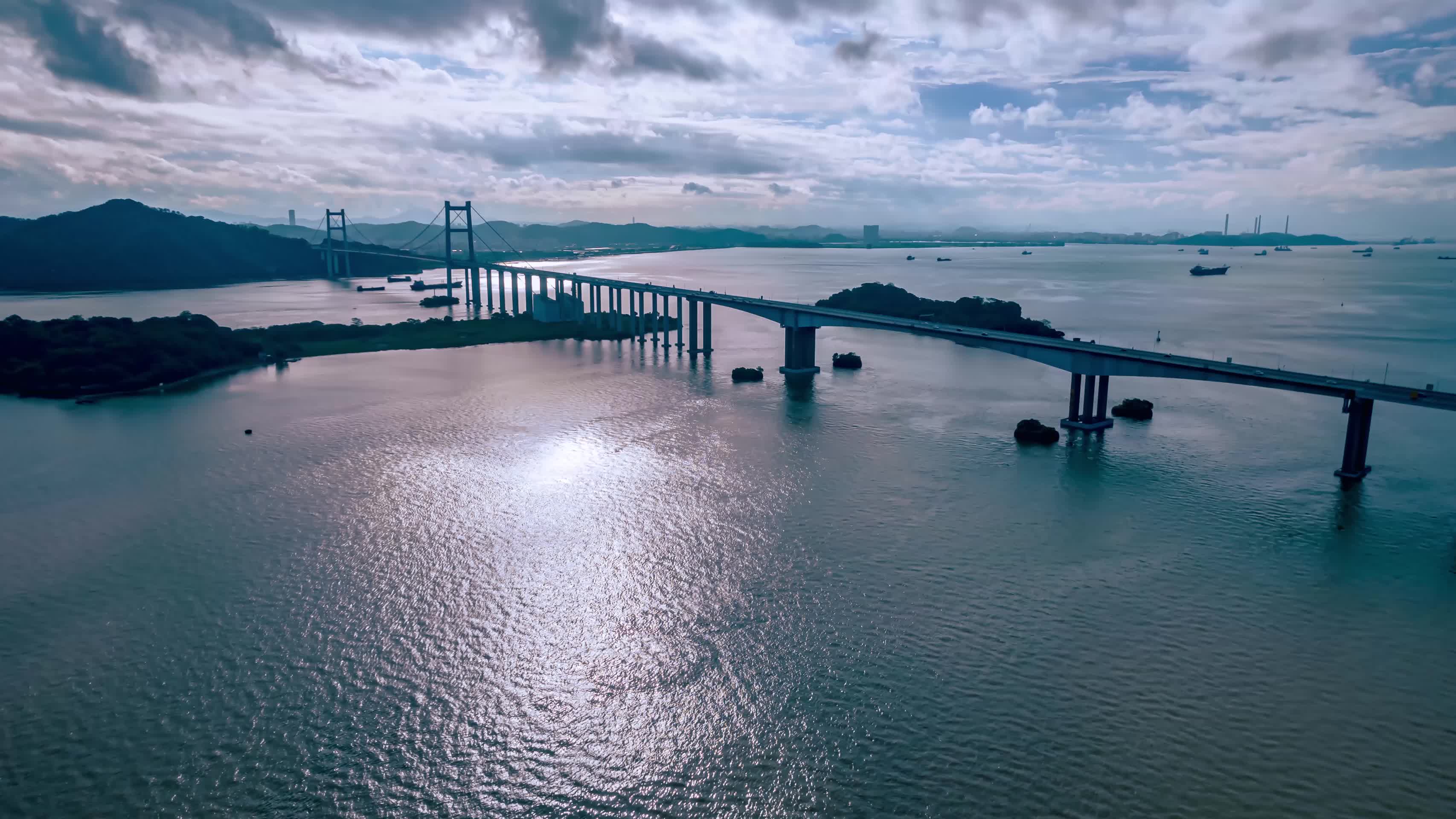 8K震撼基建大桥自然风光水天一色延时视频的预览图