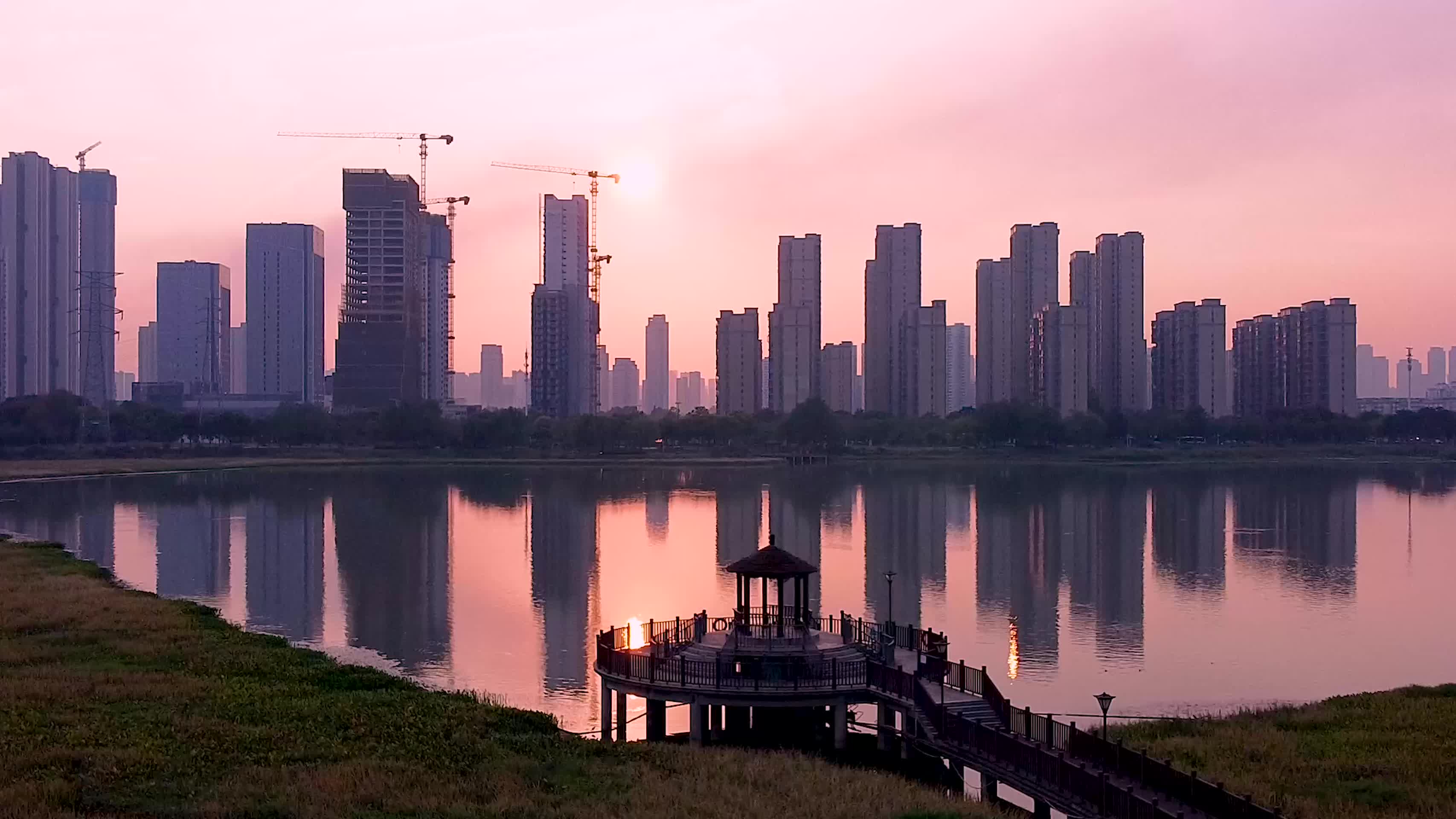 武汉杨春湖城市生态公园晚霞4K航拍视频的预览图