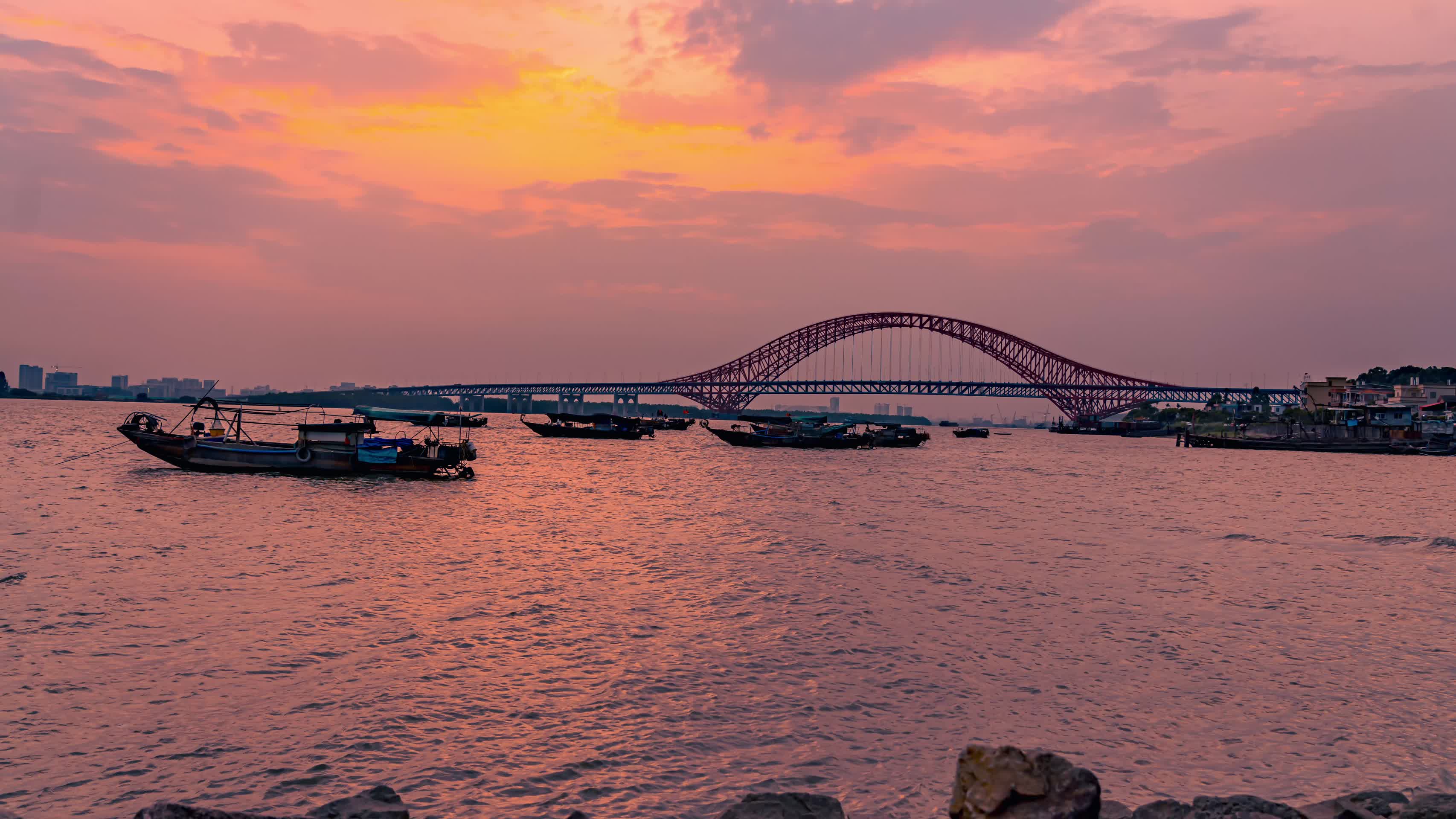 8K广州南沙明珠湾大桥晚霞休闲娱乐延时视频的预览图