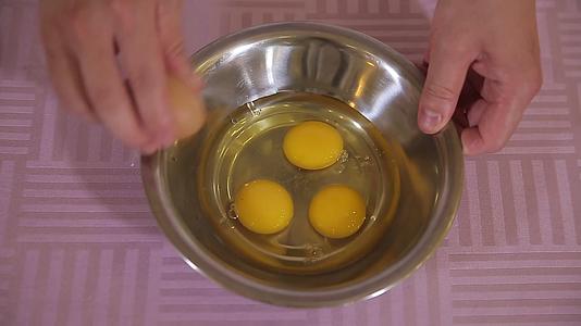 磕鸡蛋打鸡蛋搅鸡蛋视频的预览图