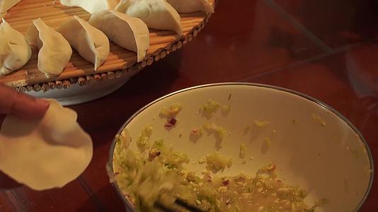 包饺子捏饺子团圆饭视频的预览图