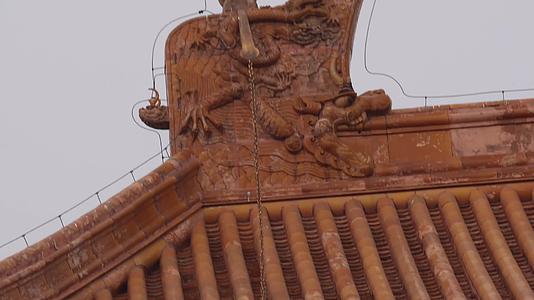 镜头合集五脊六兽屋顶神兽龙生九子琉璃瓦飞檐视频的预览图