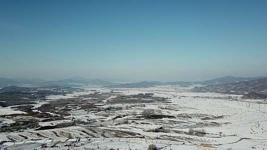 冬天里的东北山里农村视频的预览图