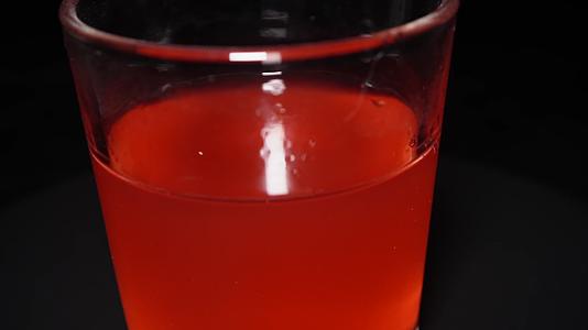 搅拌溶解西瓜汁草莓汁红色果汁视频的预览图