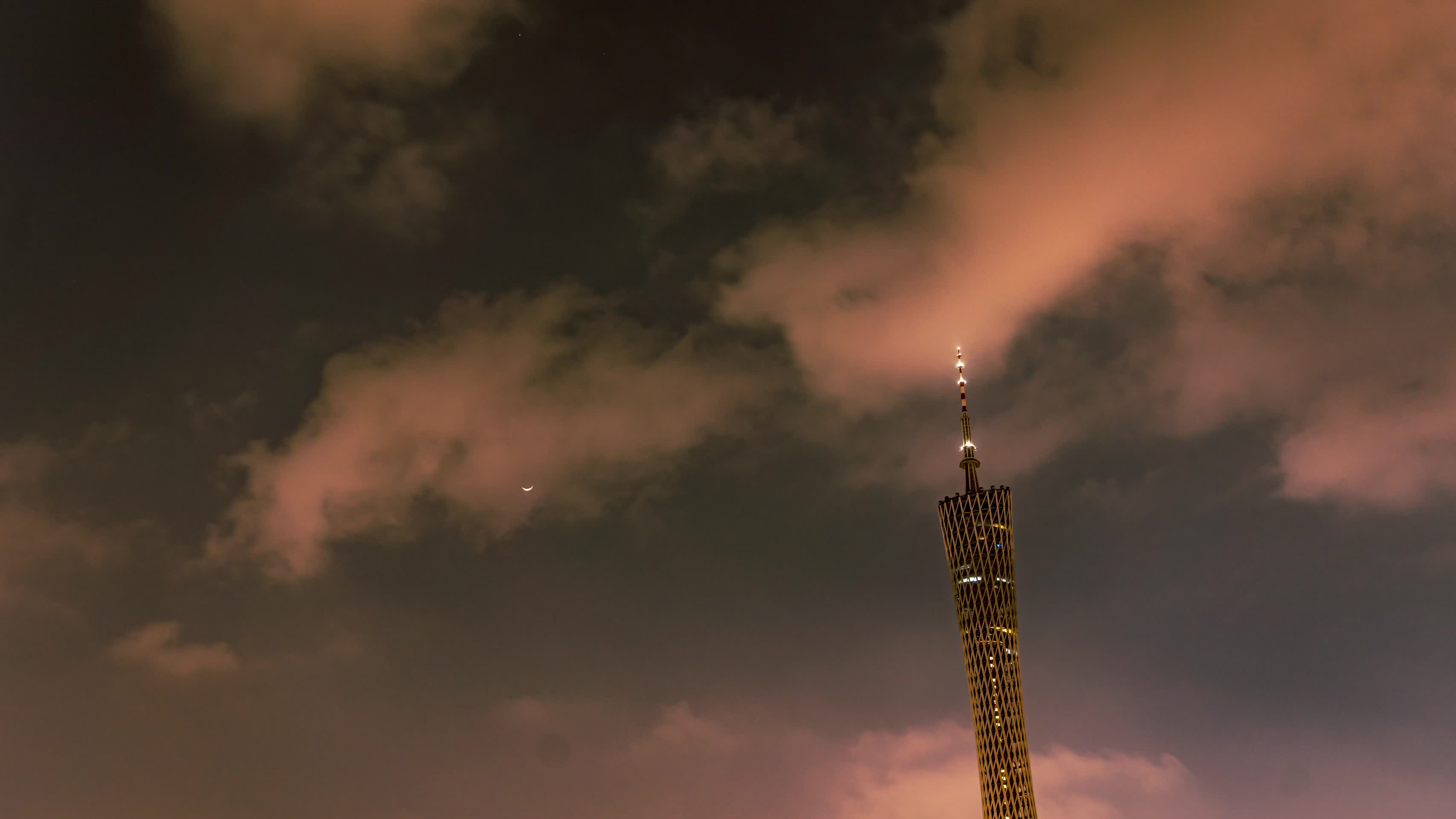 8K月亮顺着广州塔爬升延时等待日出城市宣传视频的预览图