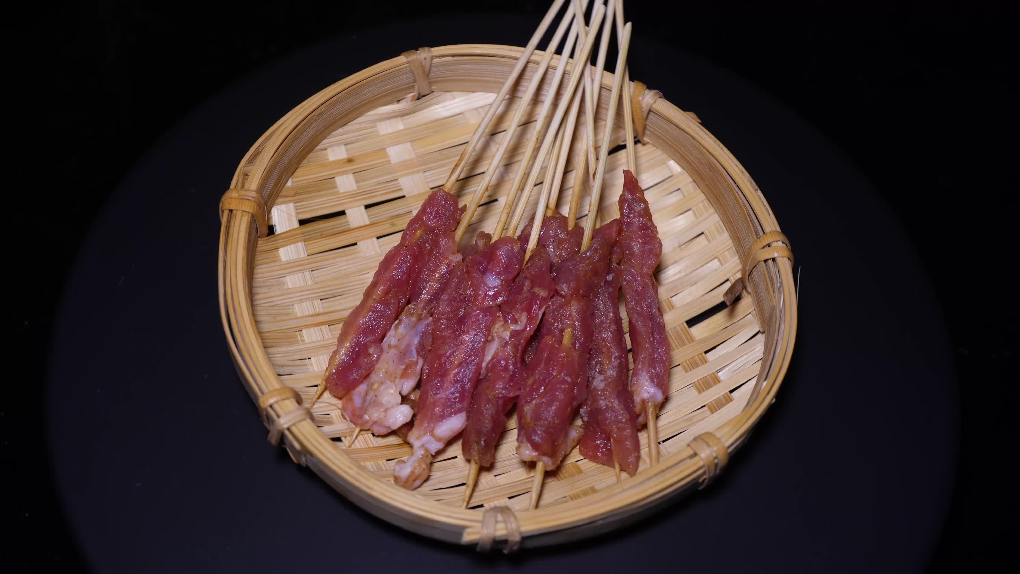 里脊肉牛肉串小串肉串钵钵鸡炸串烤串美食视频的预览图