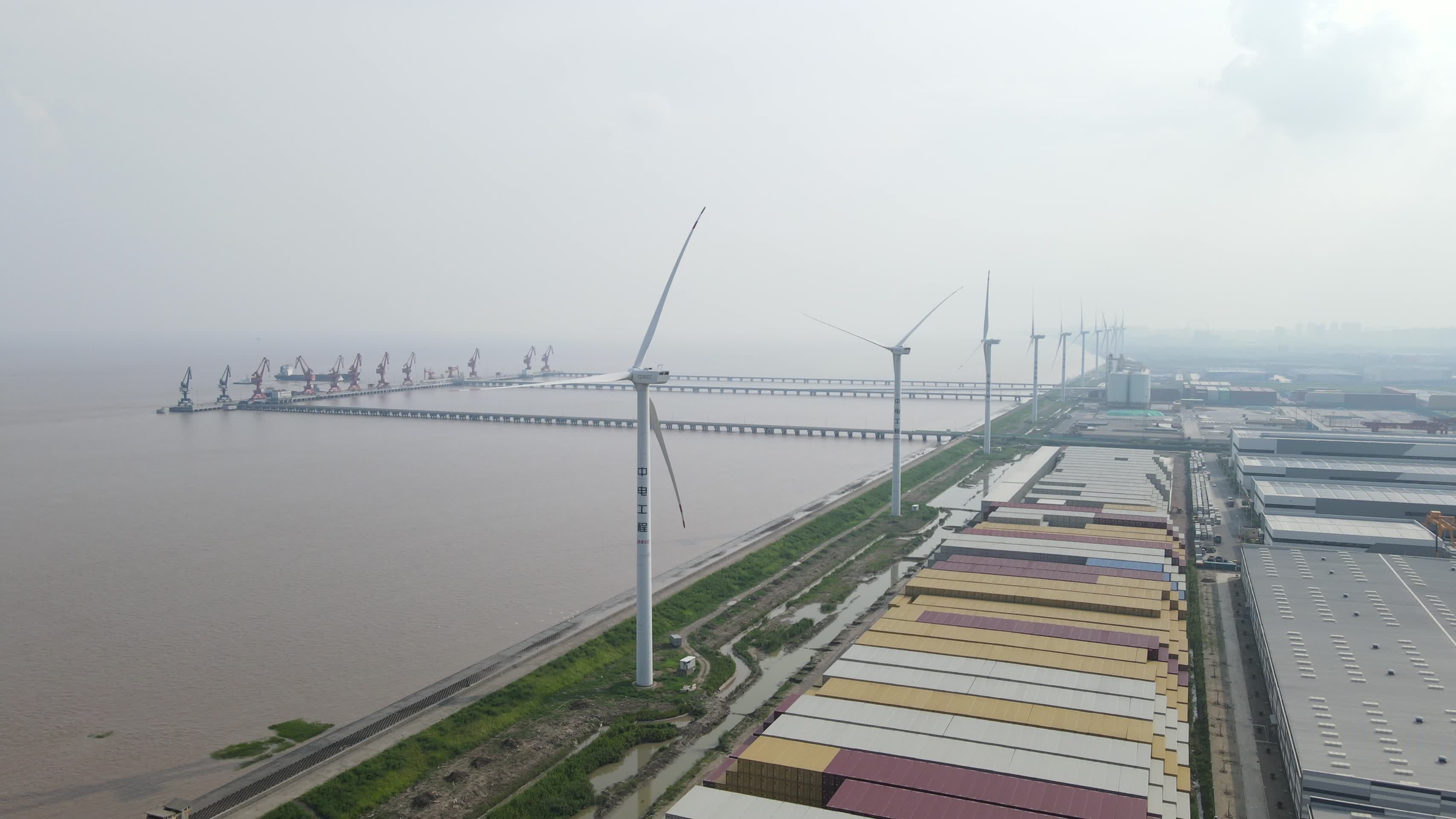 嘉兴海盐县港区杭州湾跨海周边风力4K航拍视频的预览图