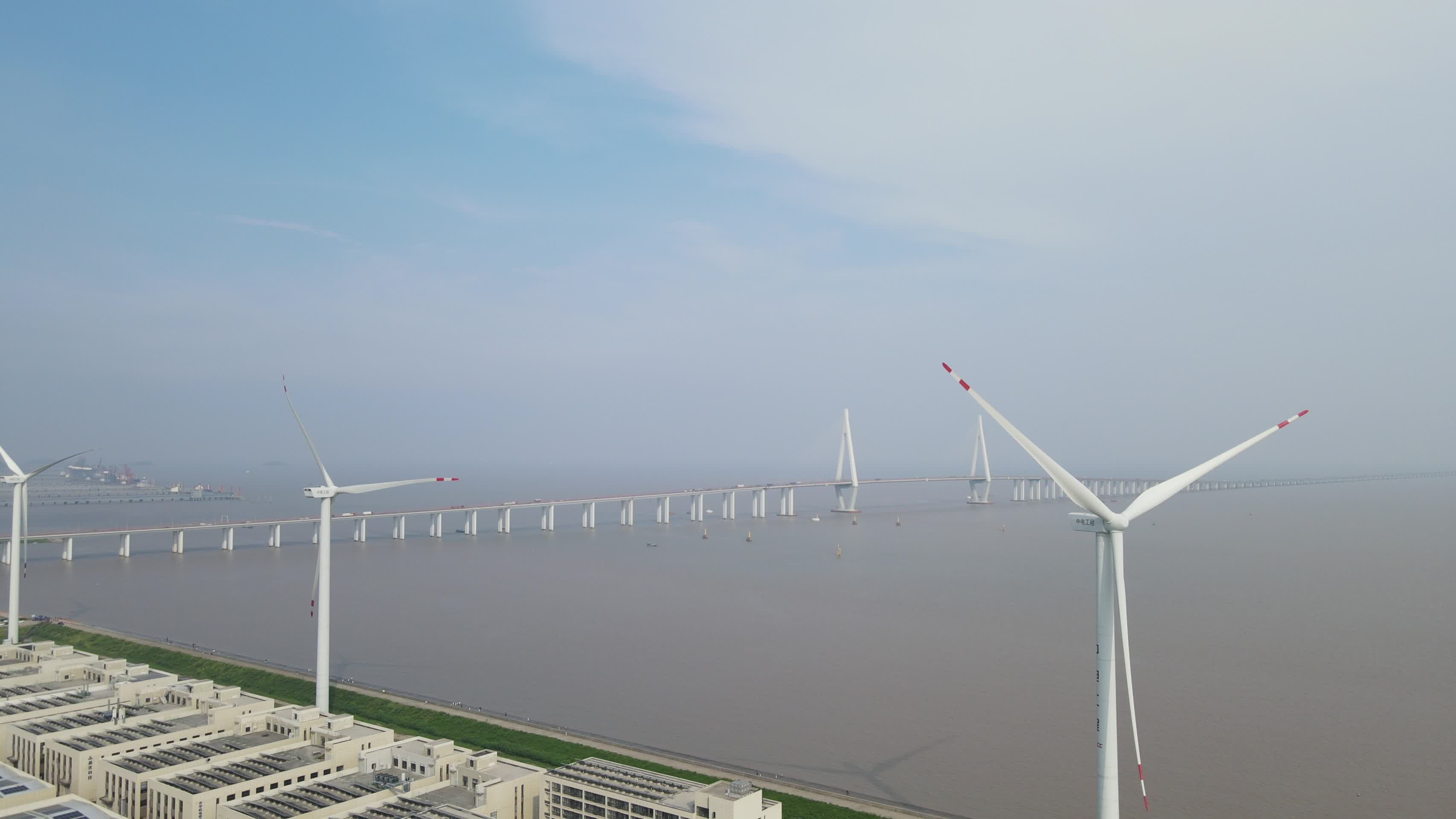 嘉兴海盐县港区杭州湾跨海周边风力4K航拍视频的预览图