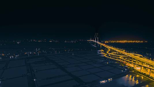 8K震撼广州南沙跨海基建大桥夜景交通延时视频的预览图