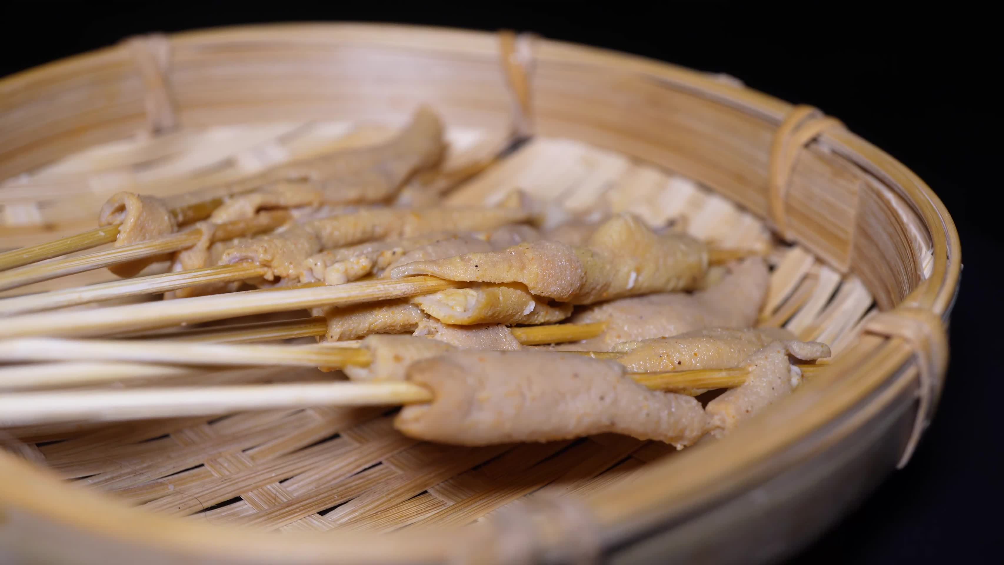 铁板鸭肠串小串肉串钵钵鸡炸串烤串美食视频的预览图