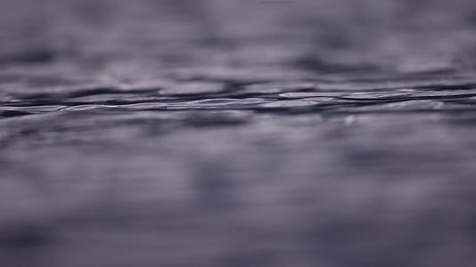 水面波光粼粼特写微距视频的预览图