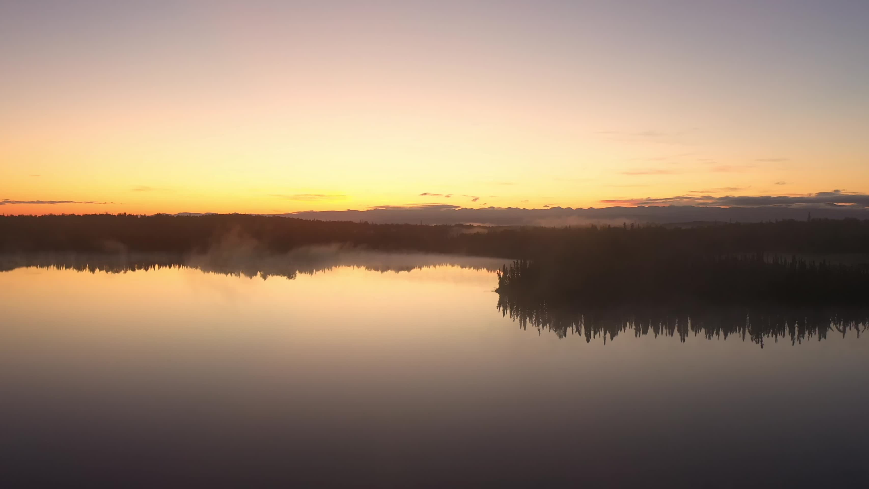清晨朝阳日出湖面晨雾水汽唯美航拍视频的预览图