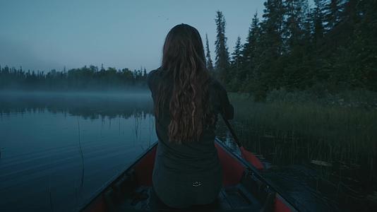 女子清晨湖面独自划船唯美视频的预览图
