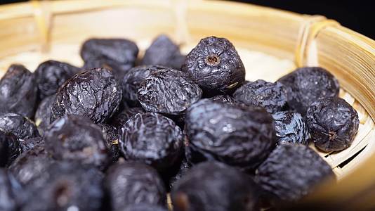 黑莓乌梅九制腌梅子开胃零食视频的预览图