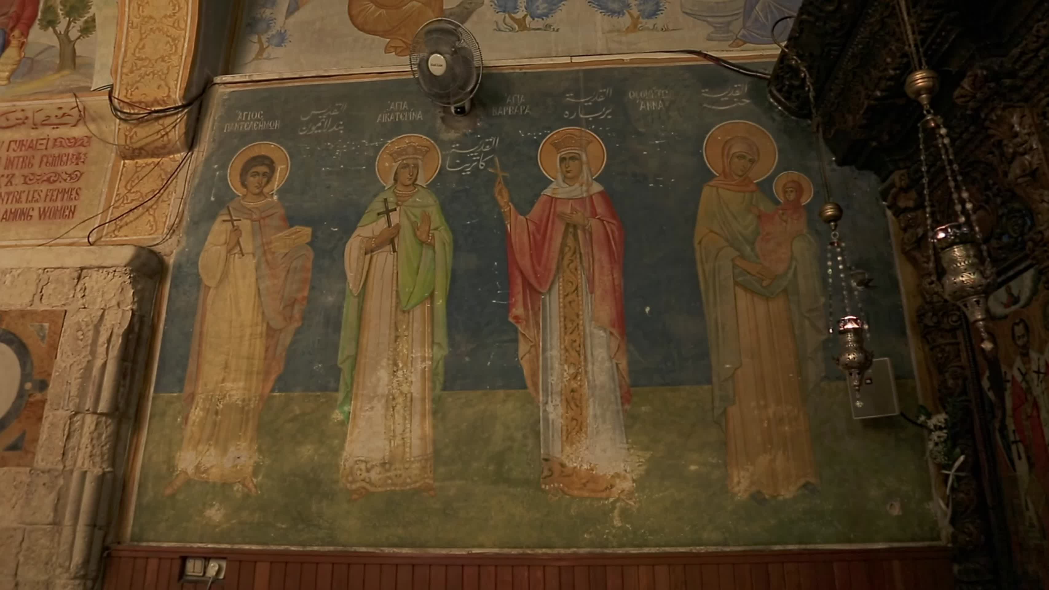 精美的东正教堂内部装饰绘画视频的预览图