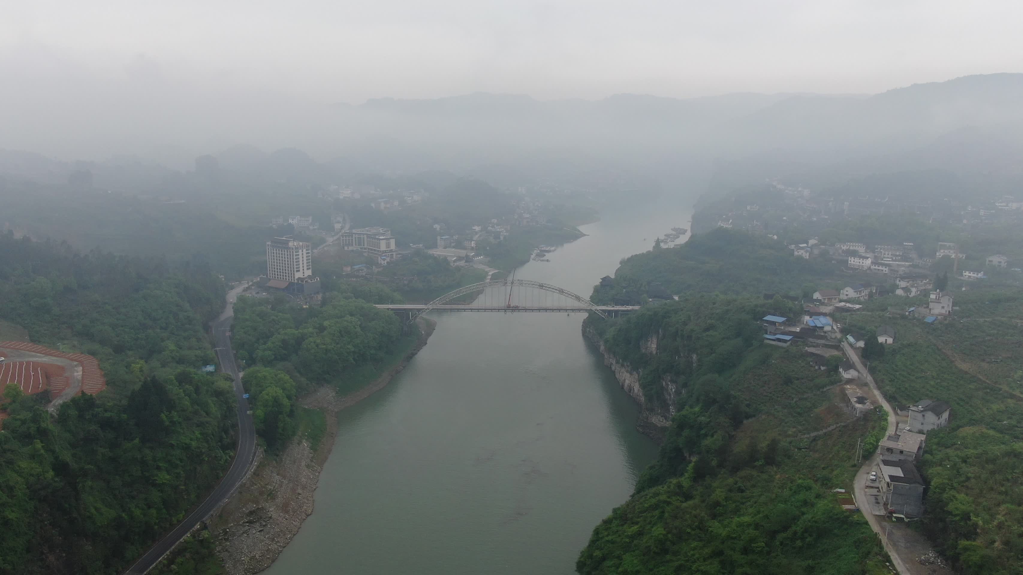 航拍高铁轨道高架桥跨河高架芙蓉镇酉水大桥视频的预览图
