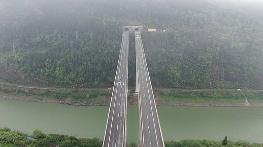 航拍高速公路高架桥穿山隧道视频的预览图