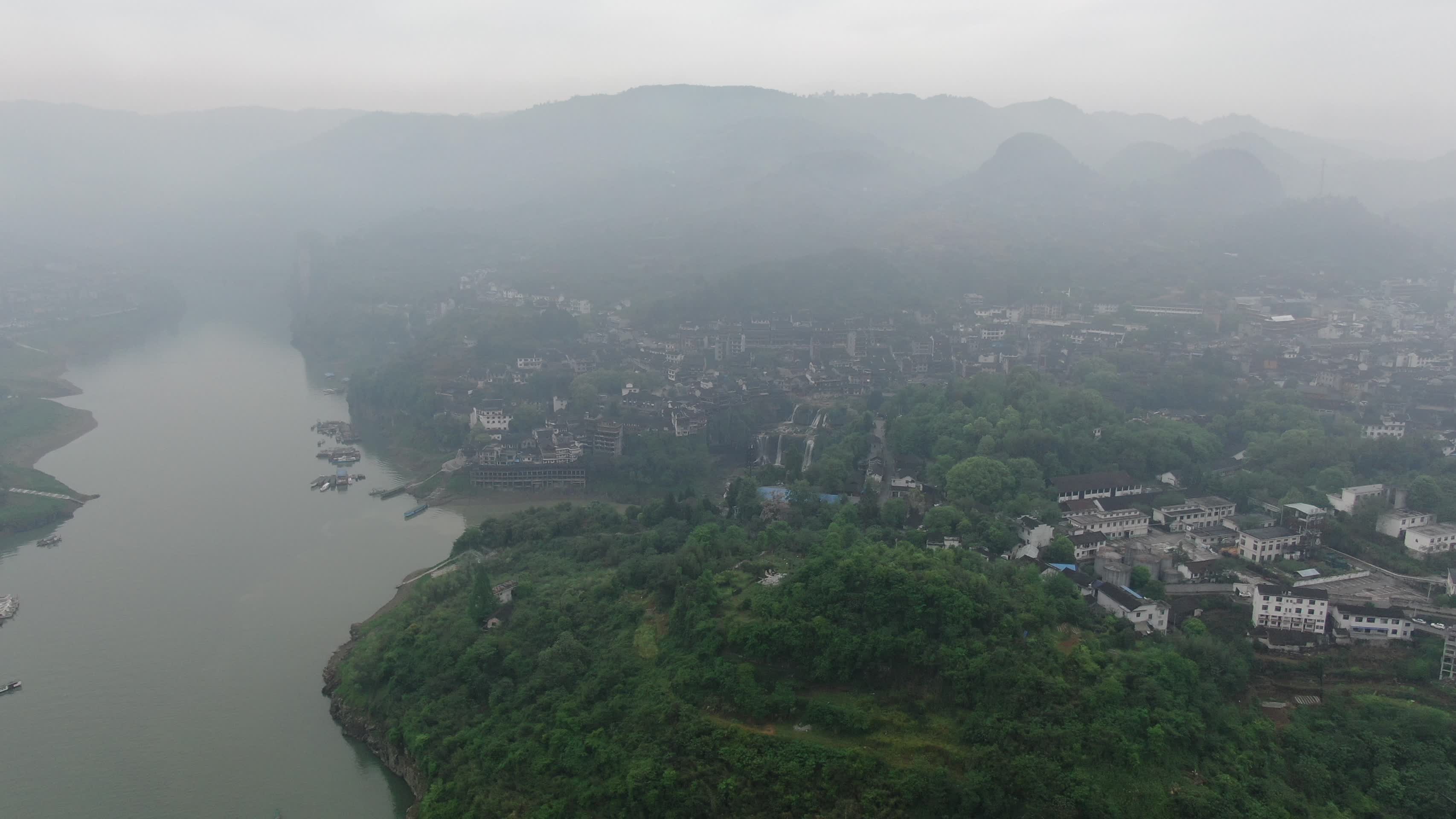 旅游景区湖南湘西芙蓉镇清晨航拍视频的预览图