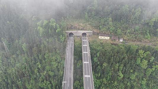 航拍高速公路高架桥穿山隧道视频的预览图