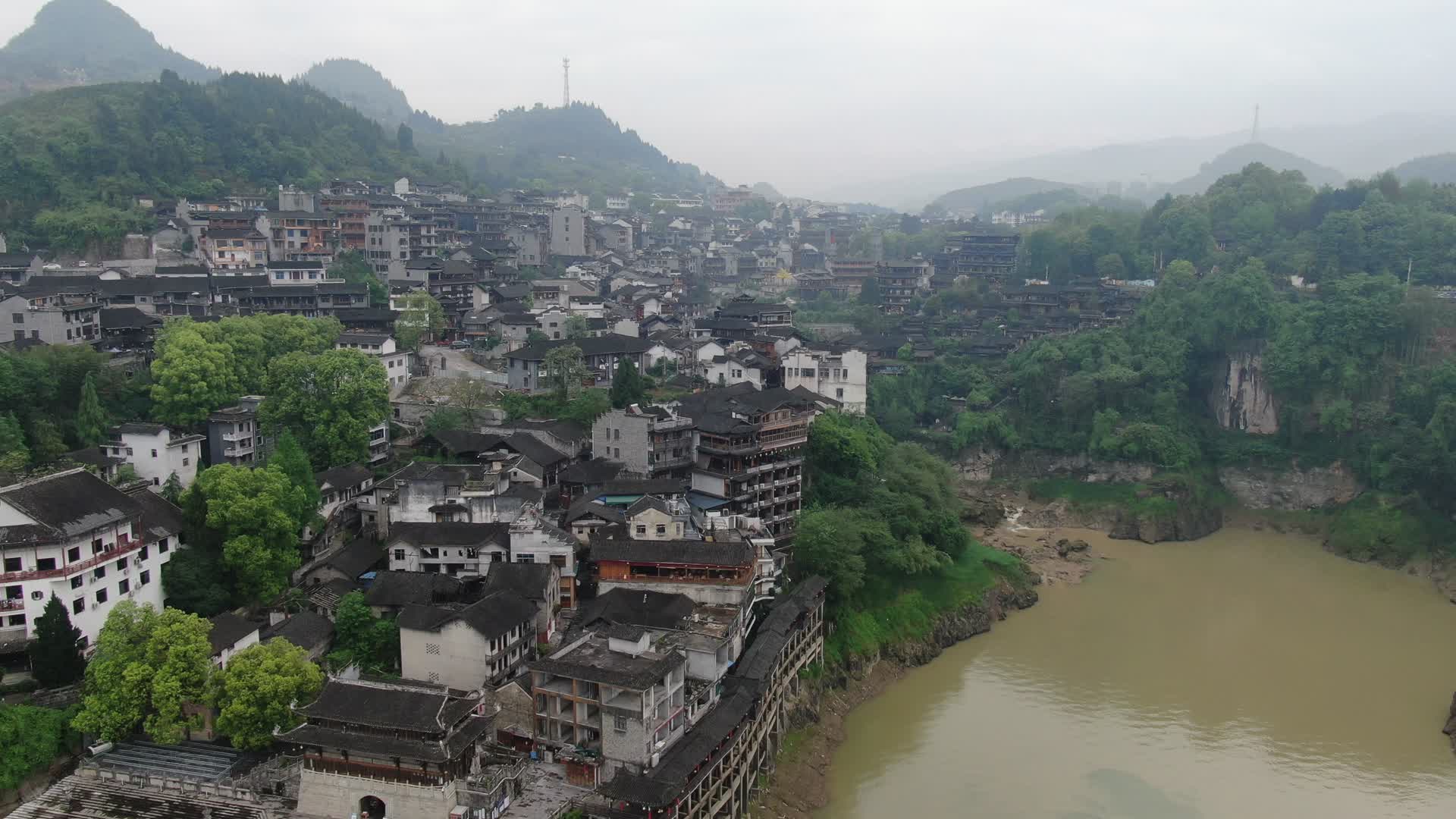 旅游景区湖南湘西芙蓉镇清晨航拍视频的预览图