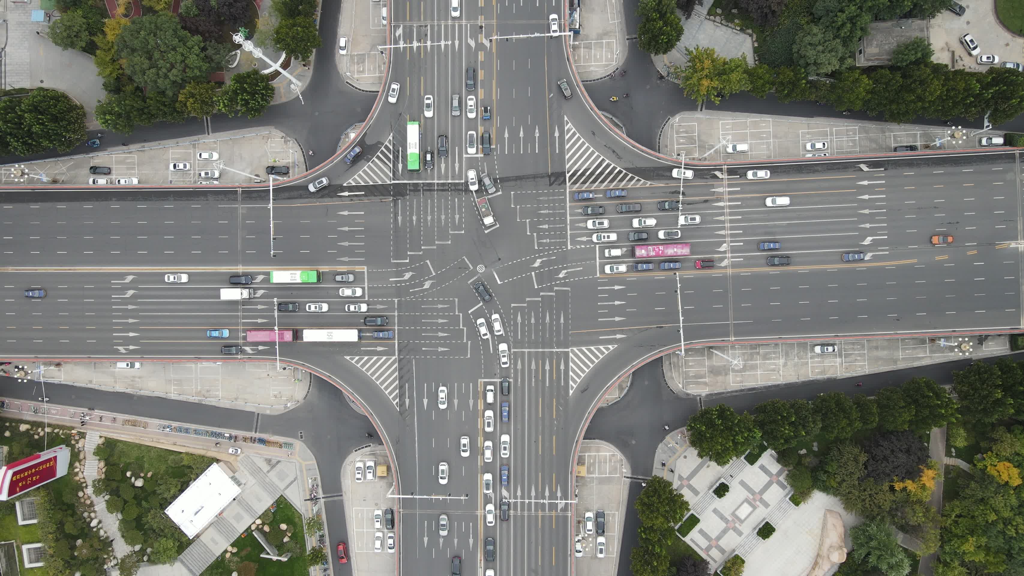 城市交通交叉路口车辆行驶航拍视频的预览图
