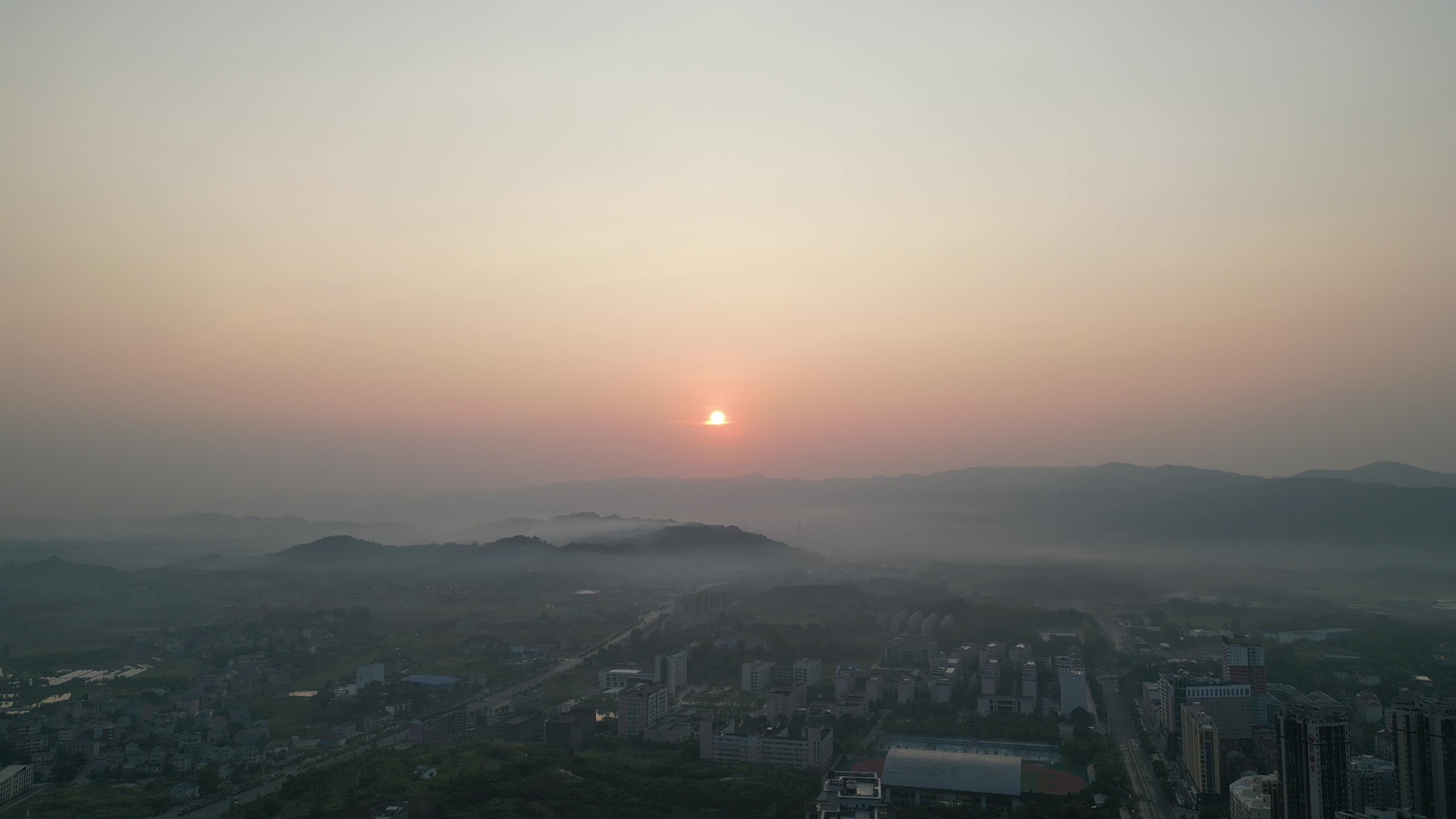 清晨日出迷雾城市航拍视频的预览图