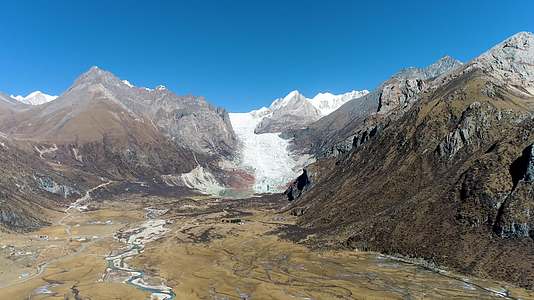 西藏布加雪山冰川湖泊秋冬季自然风景航拍4K视频的预览图