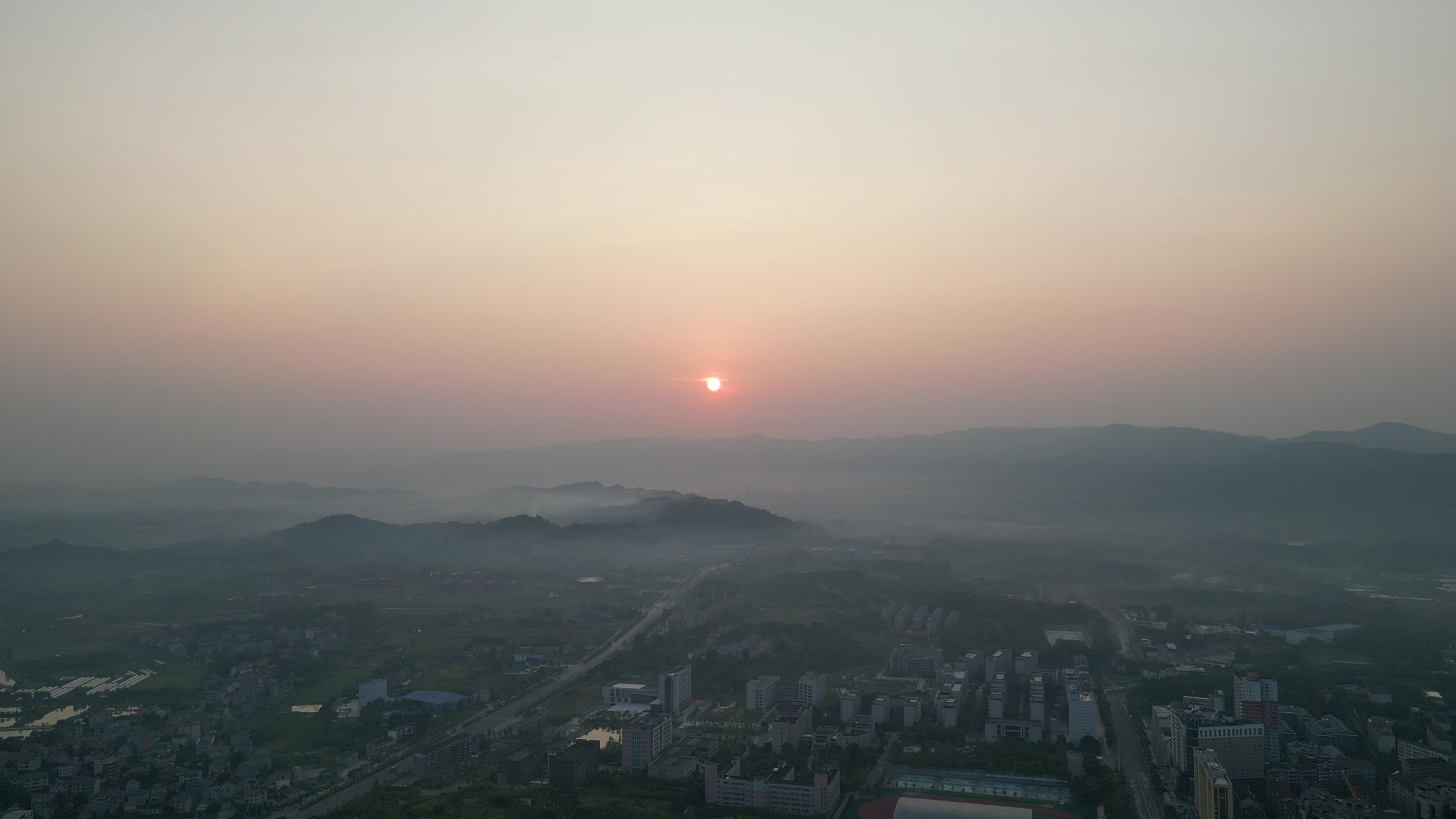 清晨日出迷雾城市航拍视频的预览图