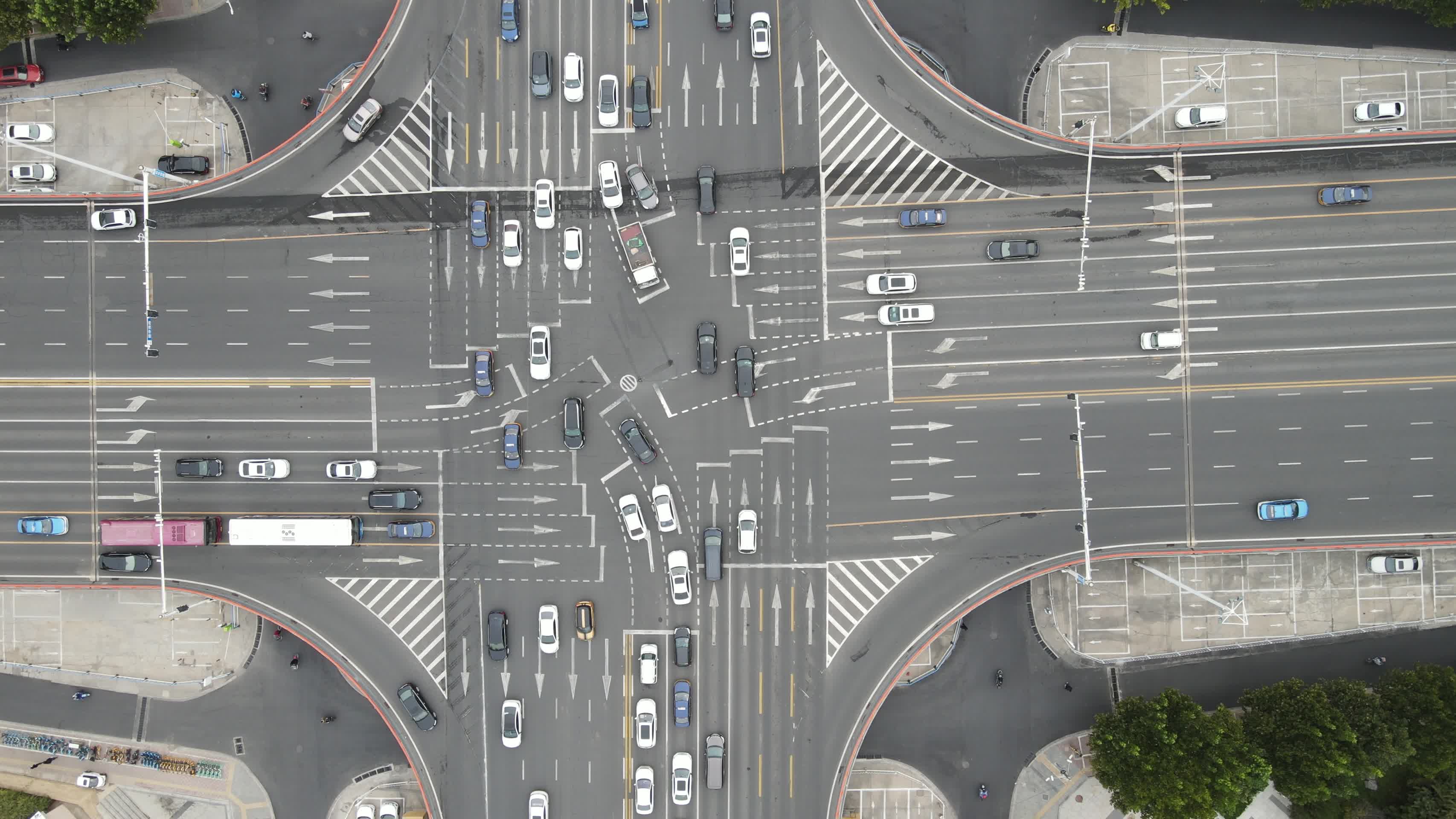 城市交通交叉路口车辆行驶航视频的预览图