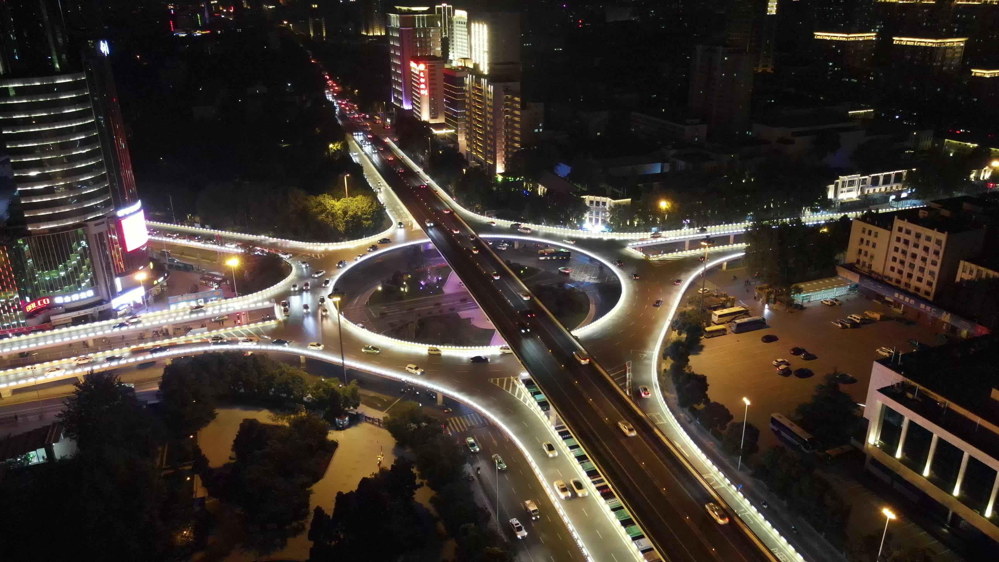城市交通交叉路口车辆行驶航拍视频的预览图
