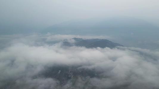 山城云海仙境自然美景航拍视频的预览图