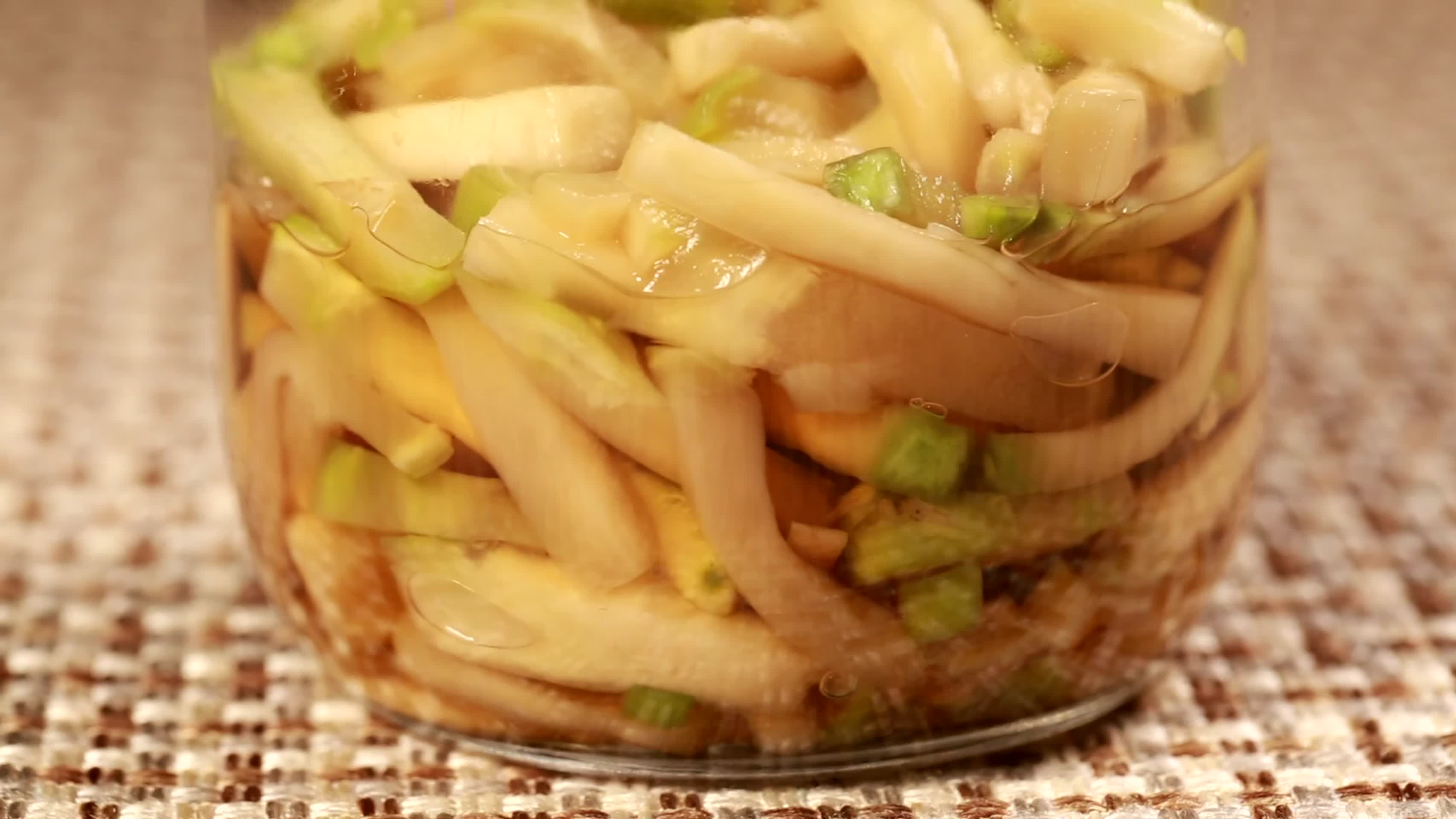 泡菜坛子里的榨菜咸菜视频的预览图