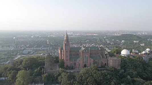 上海佘山国家森林公园天文台教堂高清航拍视频的预览图