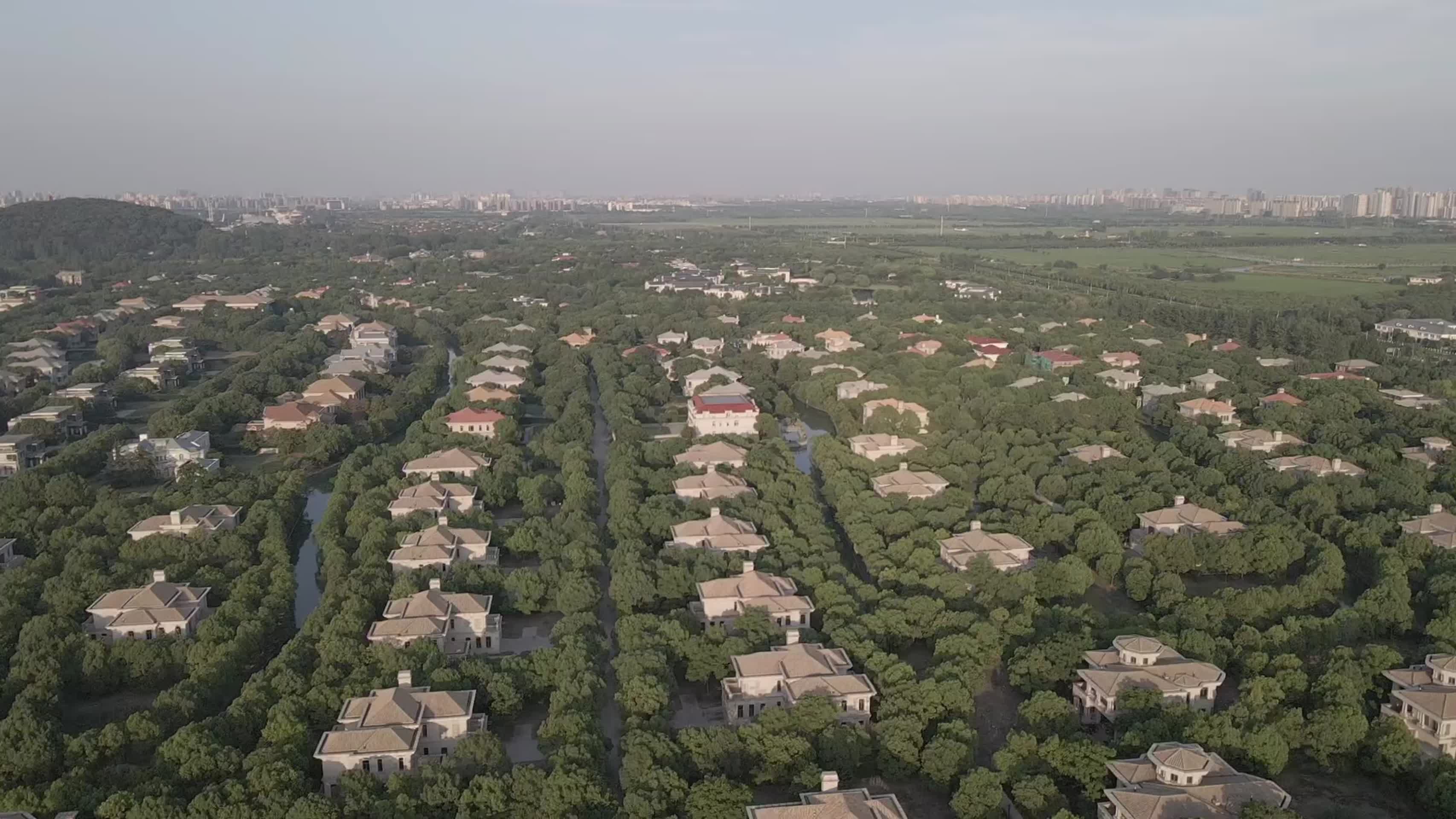 上海佘山别墅区航拍一排别墅逆光高清航拍视频的预览图