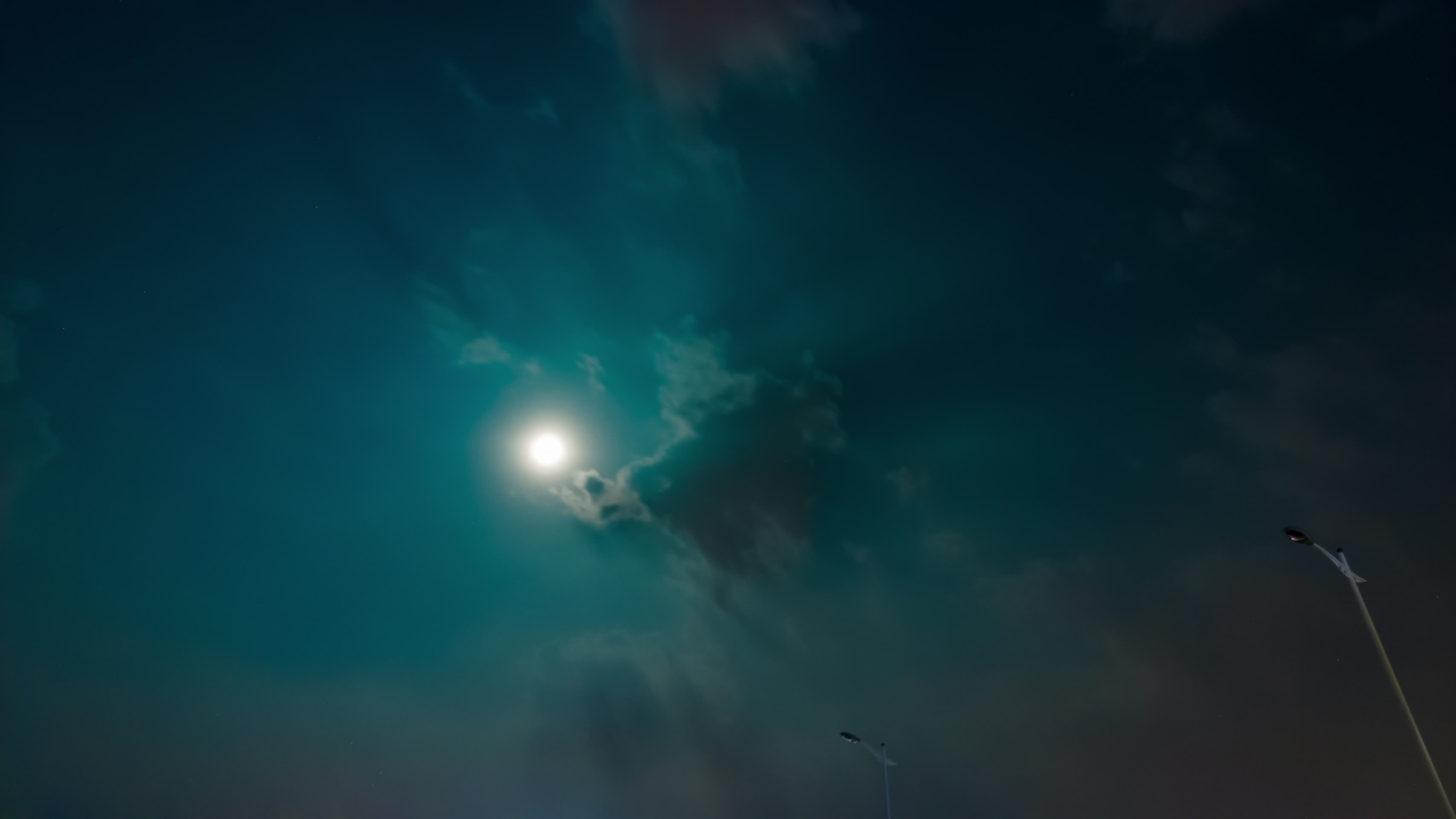 月亮延时夜晚星空意境实拍视频的预览图