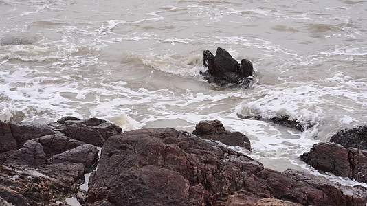 海浪拍打礁石岩石4K视频的预览图