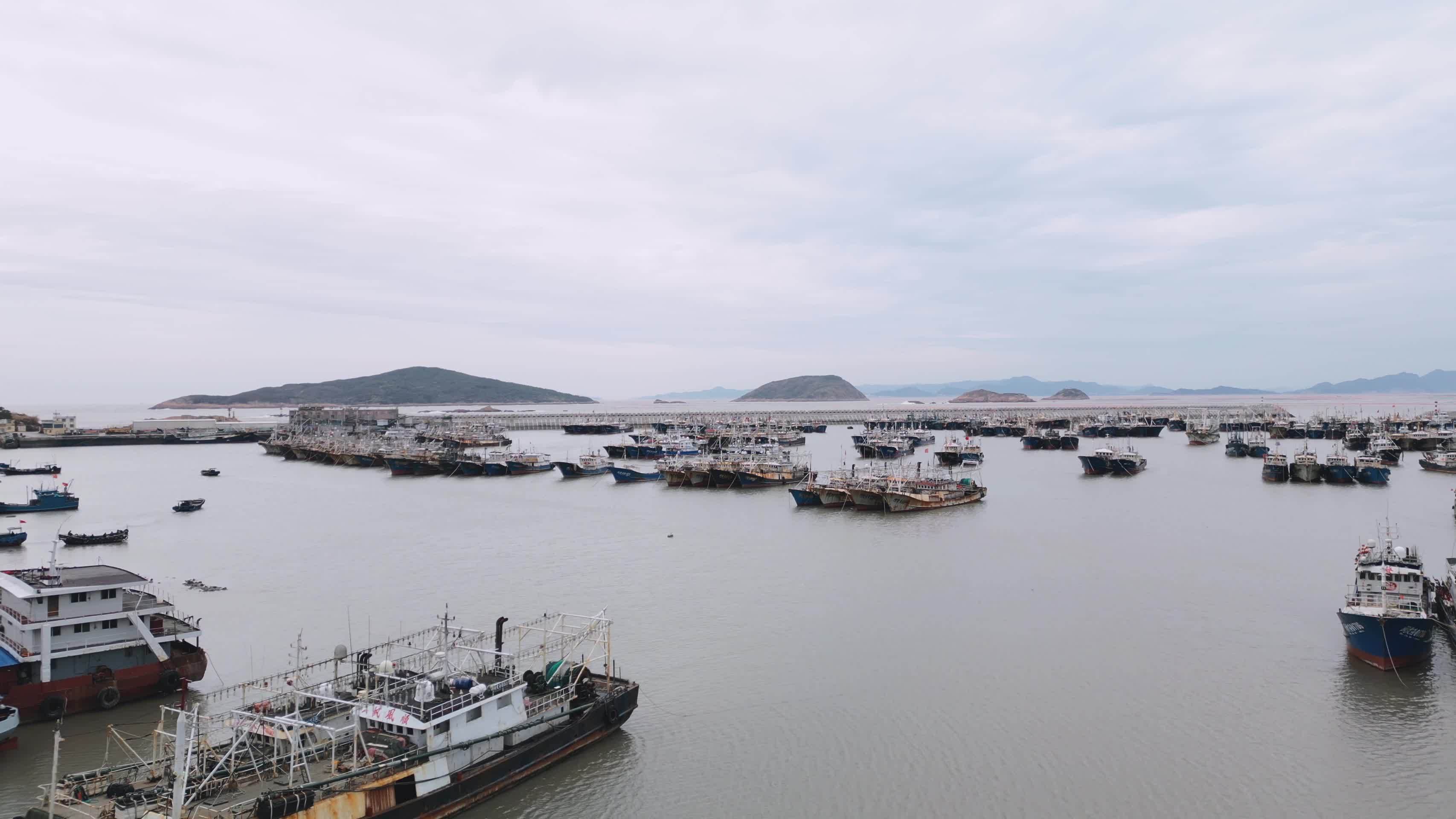 霞浦码头渔船航拍4K视频的预览图