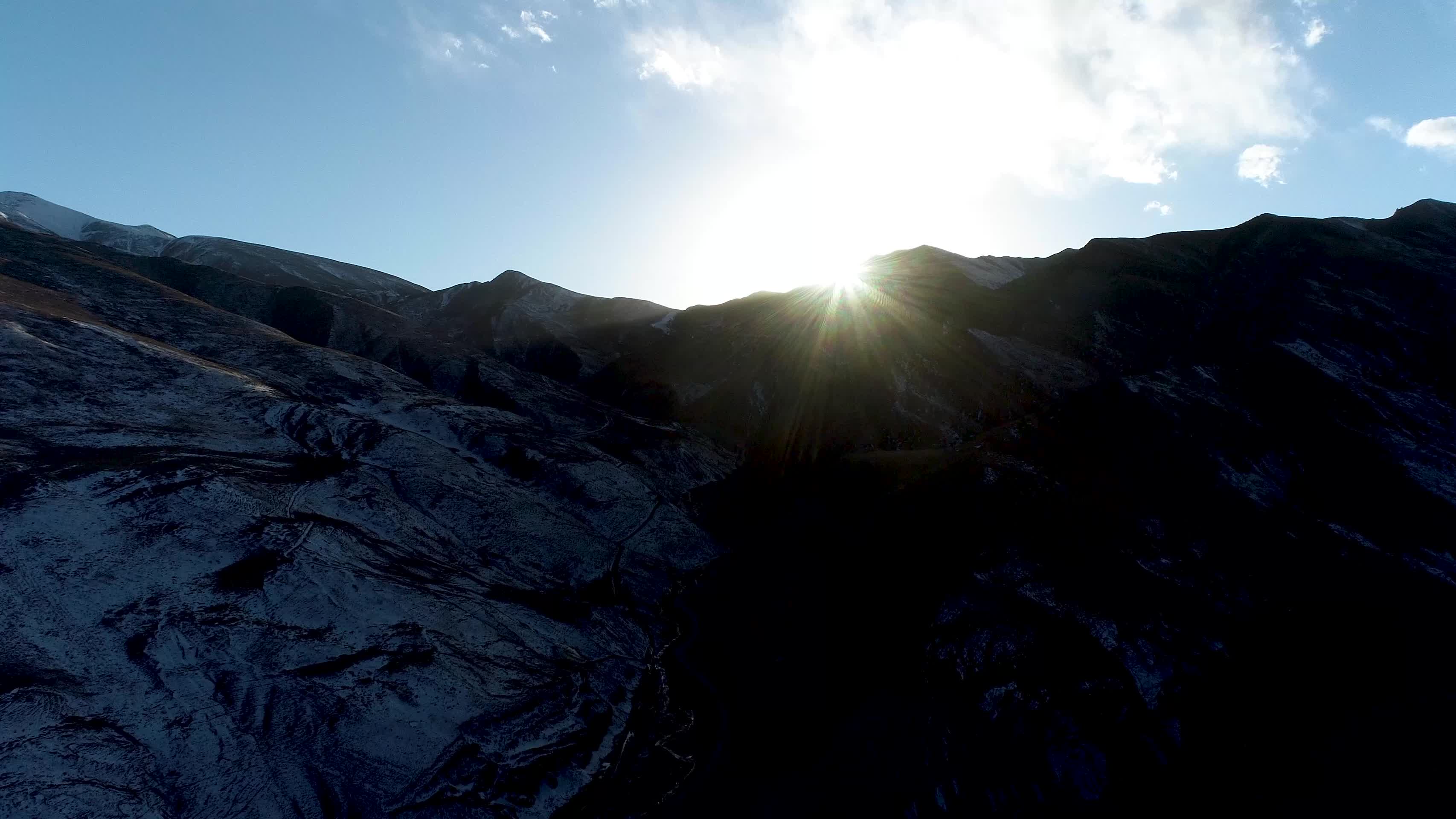 西藏高原雪山秋冬季日出风景航拍4K视频的预览图