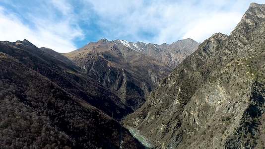 西藏索县怒江与索曲河两江交汇航拍4K视频的预览图