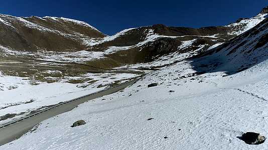 西藏高原雪山山峰山脊雪景自然风光航拍4K视频的预览图