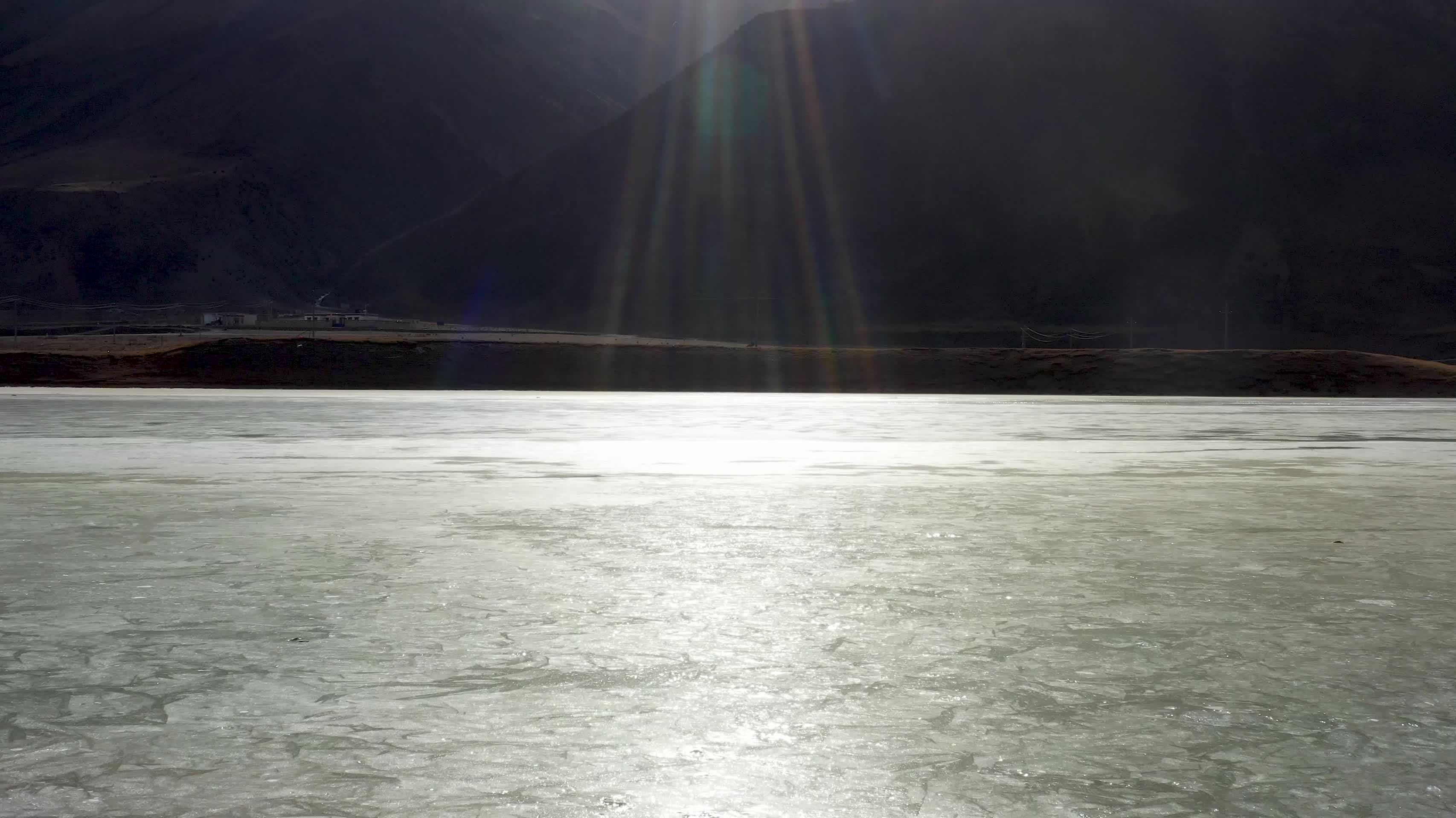 西藏高原湖泊冬季结冰航拍4K视频的预览图