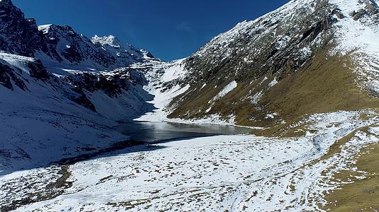 西藏索县嘎木乡高原雪山冰川湖泊风景航拍4K视频的预览图
