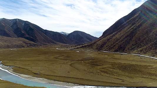 西藏布加雪山穹雄沟草原湿地河流航拍4K视频的预览图