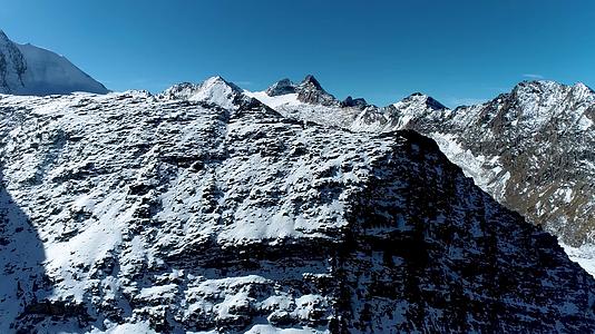 西藏索县亚拉山口高原雪山群风景航拍4K视频的预览图
