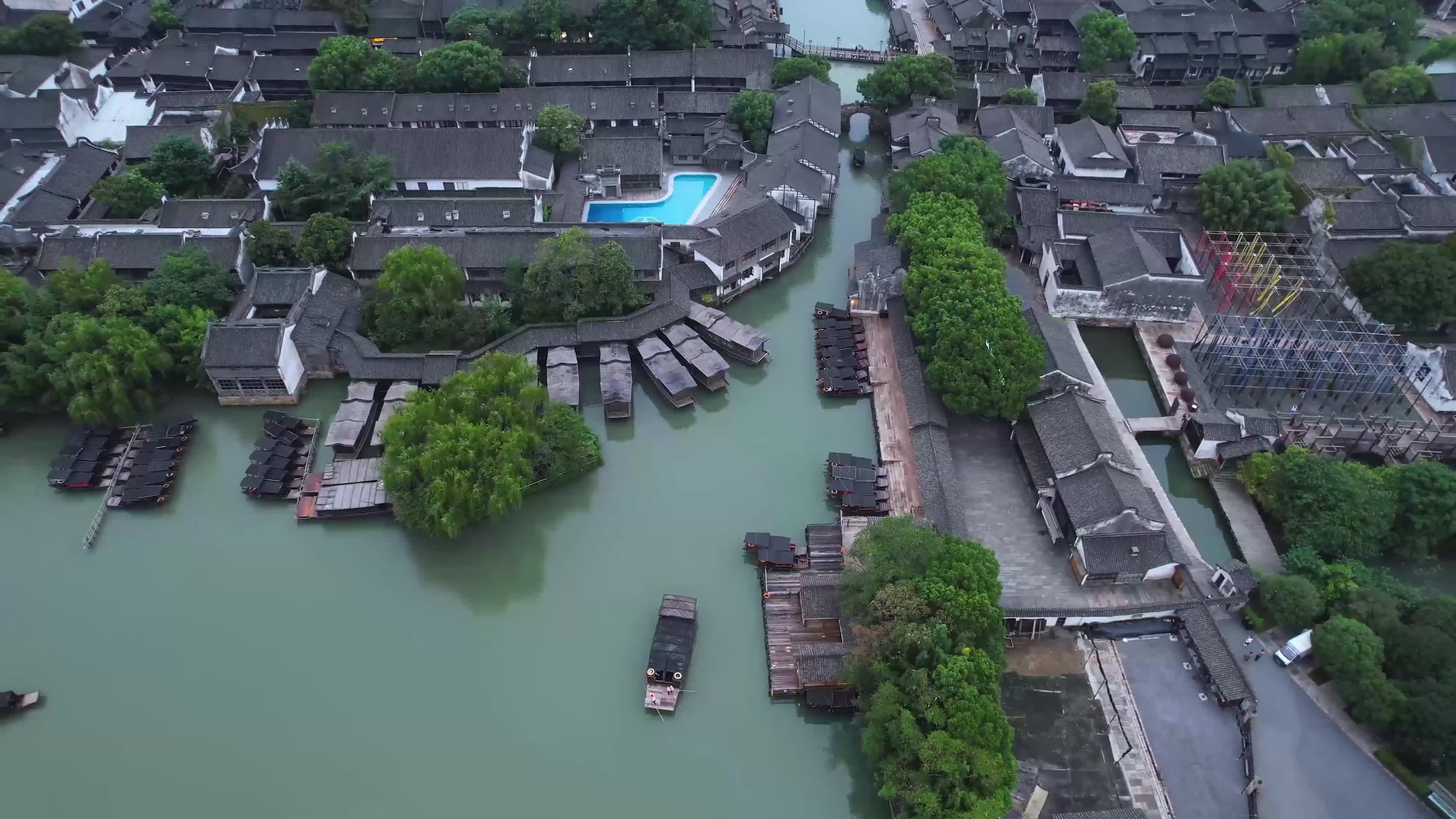 浙江嘉兴乌镇古建筑乌篷船划船4K航拍视频视频的预览图
