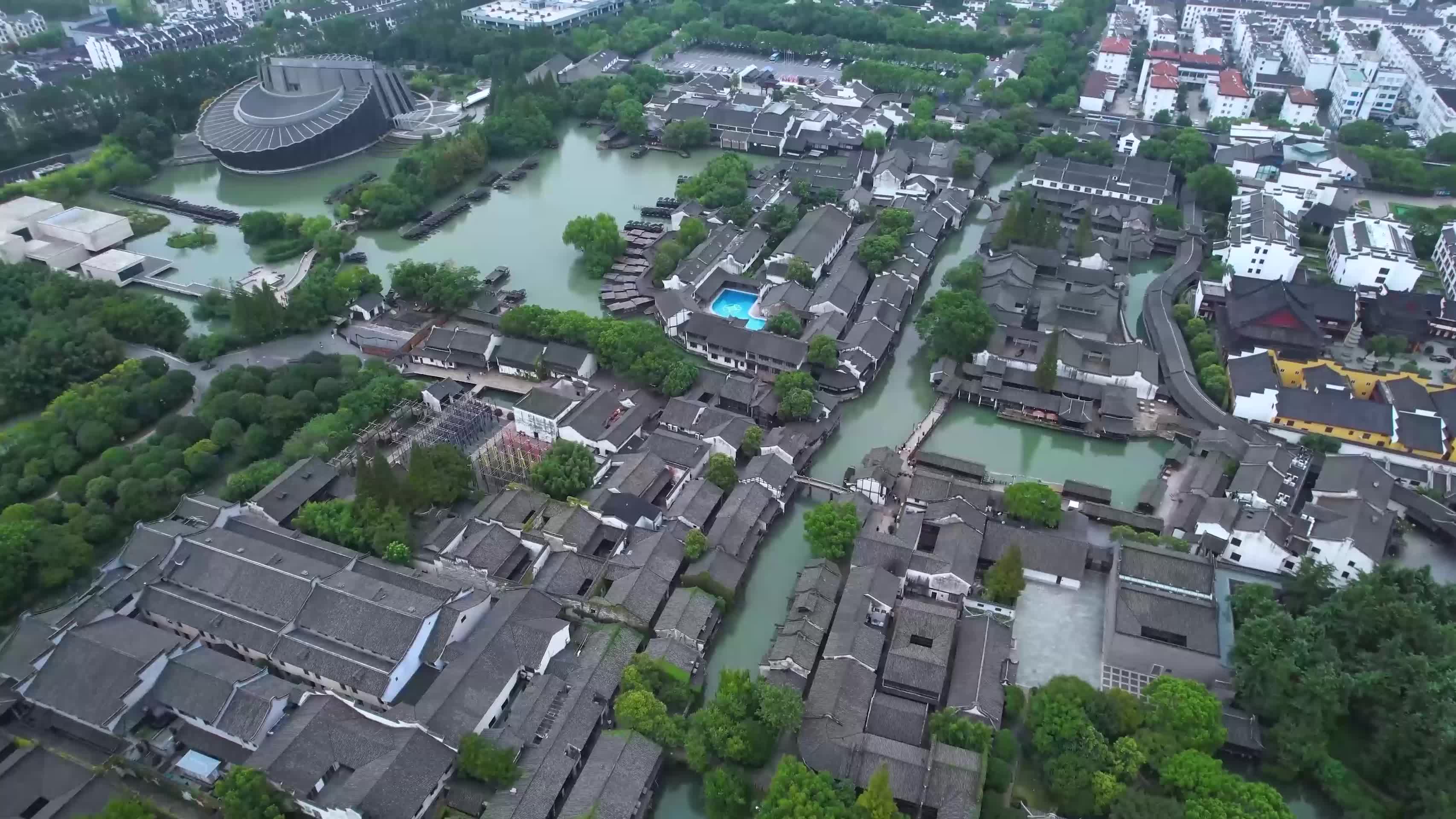 浙江嘉兴乌镇古建筑乌篷船划船4K航拍视频视频的预览图